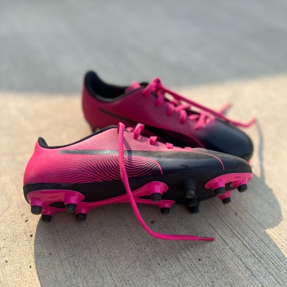 Nike youth soccer cleats - Picture 2 of 2